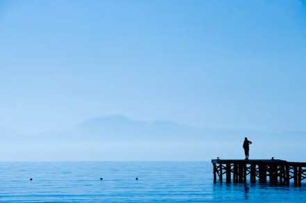 Person på brygga med utsikt över havet